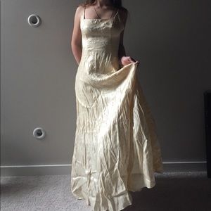 SOLD🚫Vintage Cream Ball Gown🕊